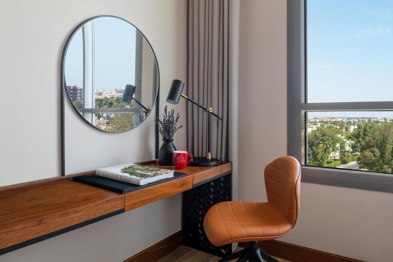Swissotel Living Jeddah Exterior foto A work desk in a hotel room