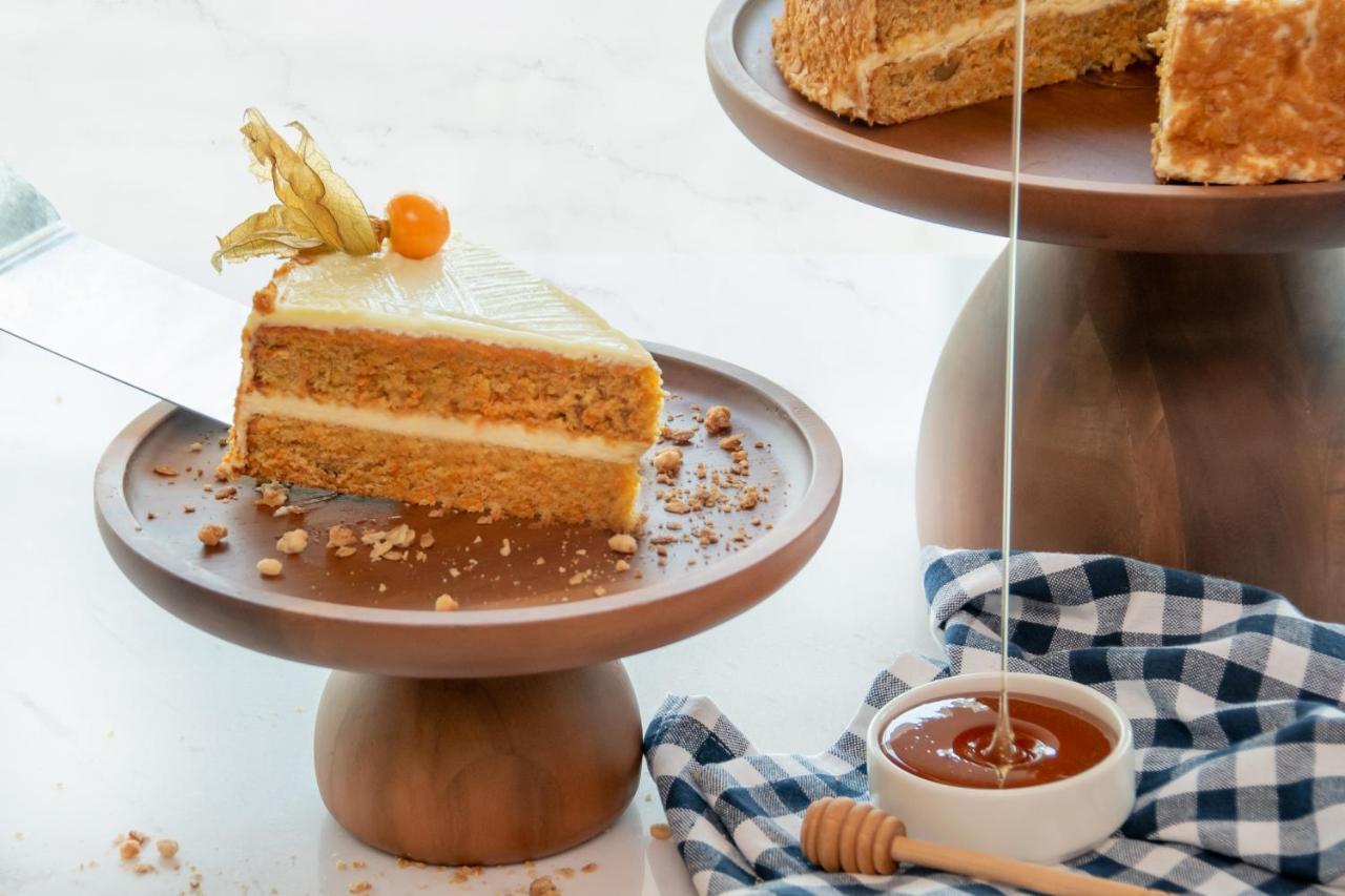 Swissotel Living Jeddah Exterior foto Honey being drizzled over a cake