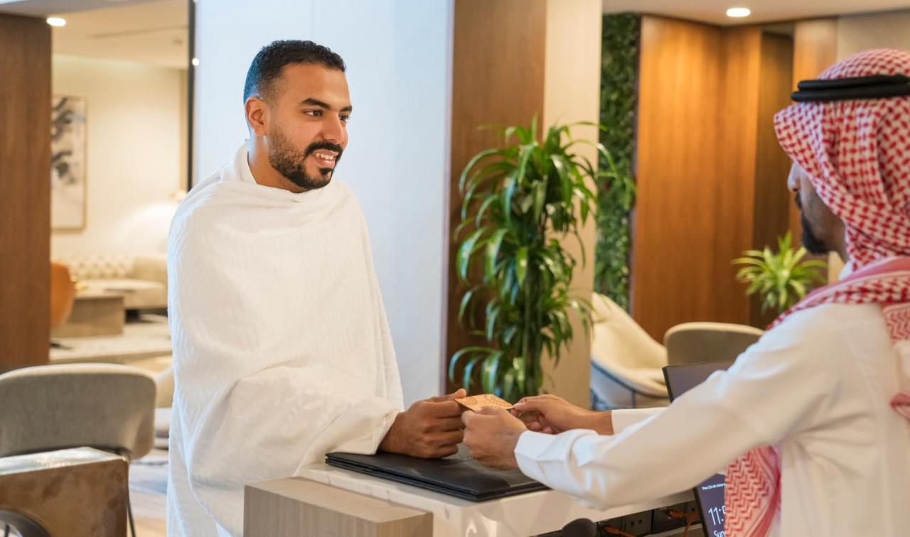 Swissotel Living Jeddah Exterior foto A hotel receptionist