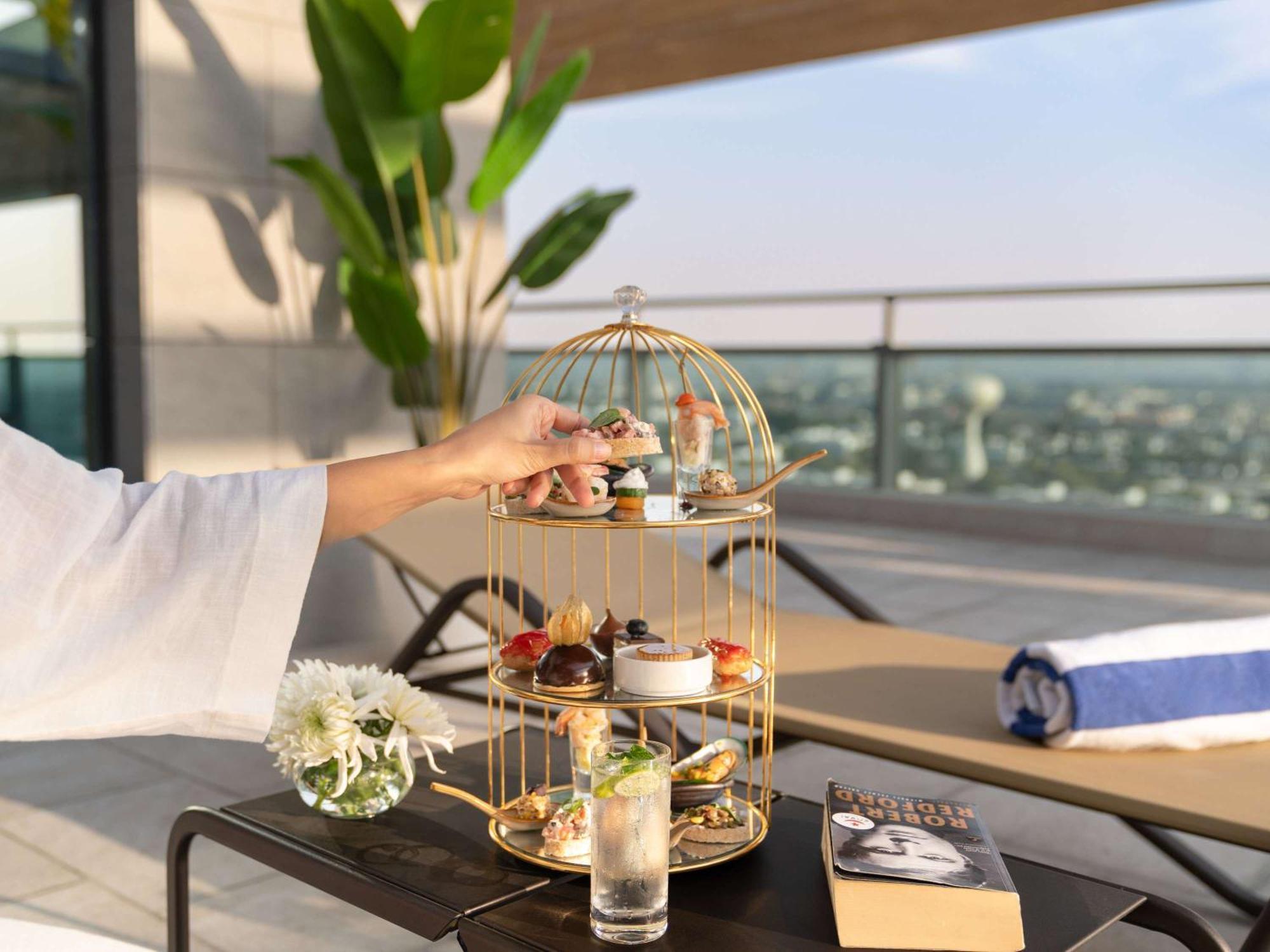Swissotel Living Jeddah Exterior foto Afternoon tea at the pool deck